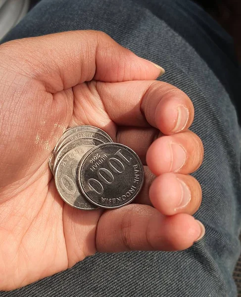 Рука Держит Несколько Рупий Монеты Обычно Используются Дать Пачкам Людей — стоковое фото