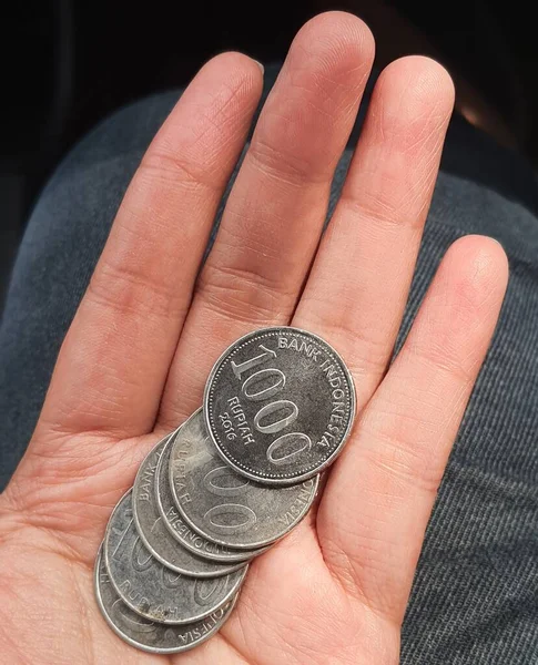 Eine Hand Hält Mehrere Rupiah Münzen Diese Münzen Werden Normalerweise — Stockfoto