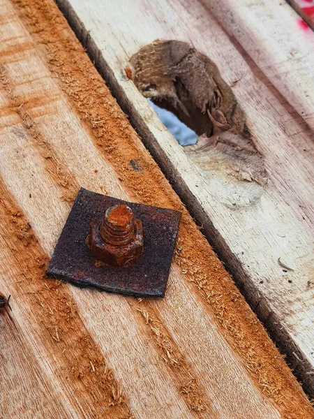 用生锈的螺母卡在一块木头上的螺栓 — 图库照片
