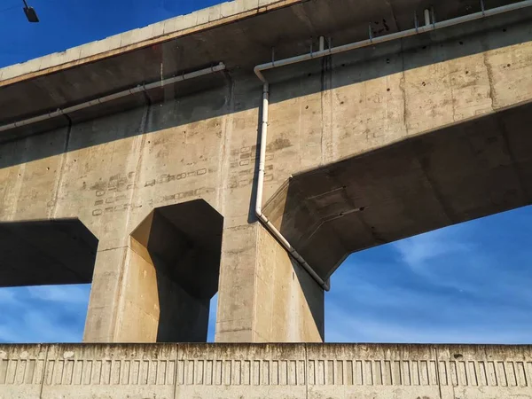 Estrutura Ponte Concreto Muito Resistente Cruza Com Outras Estruturas Rodoviárias — Fotografia de Stock