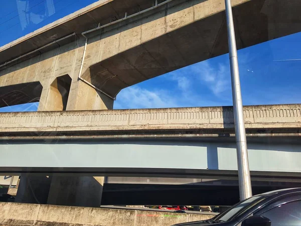 Estrutura Ponte Concreto Muito Resistente Cruza Com Outras Estruturas Rodoviárias — Fotografia de Stock
