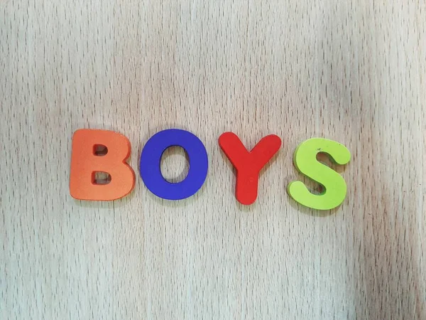 Układ Kolorowych Liter Które Czytają Boys Jest Umieszczony Tle Wzorem — Zdjęcie stockowe