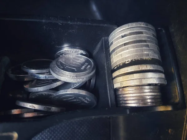 车上的仪表盘上有一些卢比的硬币和十万个卢比的钞票 还有一些其他的钱 这些钱可以用来装硬币 — 图库照片
