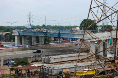 Mevcut paralı yolu geçen bir köprünün inşa süreci.