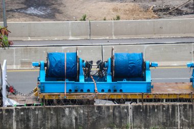 Sürtünme tipi elektrikli vinç temel olarak çeşitli büyük ve ekstra büyük beton yapılar, çelik yapılar ve çelik kabloların uzun mesafeli çekilmesi ve büyük çaplı kaldırılması için kullanılır. Vinç kablosunun hızı sabit ve kaldırma hızı s