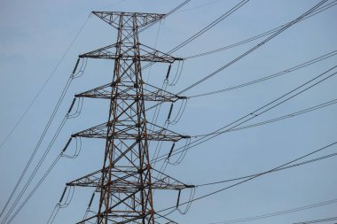 SUTET Kulesi veya Extra High Voltage Havayolu. 275 kV ile 800 kV arası hatlar, uzun mesafe elektrik iletimi için kullanılır.