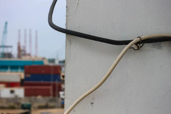 Cable Blanco Cable Negro Unido Pared Para Deambular — Foto de Stock