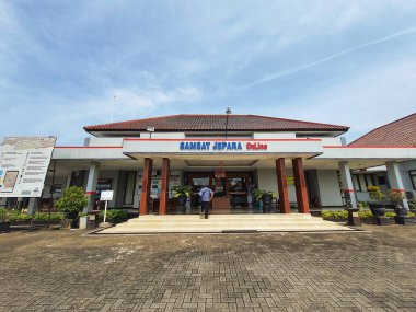Jepara, Endonezya Kasım 2022. Jepara Şubesi Samsat Ofisi 'nin ön görüntüsü. SAMSAT (İngilizce: SAMSAT veya One Stop Administration Services Office, kısaca SAMSAT veya One Stop Administration Service Office, Acti 'nin yararına olan kamu hizmetlerini hızlandırmak ve hızlandırmak için kurulmuş bir yönetim sistemidir.