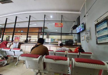 Jepara, Endonezya Kasım 2022. Jepara Şubesi Samsat Ofisi 'nde insanlar sırada bekliyor. SAMSAT ya da Tek Durak Yönetim Hizmetleri Ofisi.