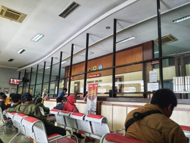 Jepara, Endonezya Kasım 2022. Jepara Şubesi Samsat Ofisi 'nde insanlar sırada bekliyor. SAMSAT ya da Tek Durak Yönetim Hizmetleri Ofisi.
