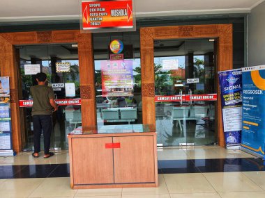 Jepara, Endonezya Kasım 2022. Jepara Şubesi Samsat Ofisi 'nin ön görüntüsü. SAMSAT (İngilizce: SAMSAT veya One Stop Administration Services Office, kısaca SAMSAT veya One Stop Administration Service Office, Acti 'nin yararına olan kamu hizmetlerini hızlandırmak ve hızlandırmak için kurulmuş bir yönetim sistemidir.