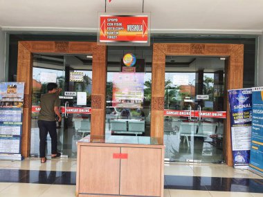 Jepara, Endonezya Kasım 2022. Jepara Şubesi Samsat Ofisi 'nin ön görüntüsü. SAMSAT (İngilizce: SAMSAT veya One Stop Administration Services Office, kısaca SAMSAT veya One Stop Administration Service Office, Acti 'nin yararına olan kamu hizmetlerini hızlandırmak ve hızlandırmak için kurulmuş bir yönetim sistemidir.