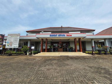 Jepara, Endonezya Kasım 2022. Jepara Şubesi Samsat Ofisi 'nin ön görüntüsü. SAMSAT (İngilizce: SAMSAT veya One Stop Administration Services Office, kısaca SAMSAT veya One Stop Administration Service Office, Acti 'nin yararına olan kamu hizmetlerini hızlandırmak ve hızlandırmak için kurulmuş bir yönetim sistemidir.