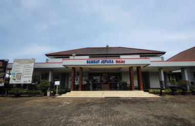 Jepara, Endonezya Kasım 2022. Jepara Şubesi Samsat Ofisi 'nin ön görüntüsü. SAMSAT (İngilizce: SAMSAT veya One Stop Administration Services Office, kısaca SAMSAT veya One Stop Administration Service Office, Acti 'nin yararına olan kamu hizmetlerini hızlandırmak ve hızlandırmak için kurulmuş bir yönetim sistemidir.