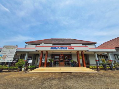 Jepara, Endonezya Kasım 2022. Jepara Şubesi Samsat Ofisi 'nin ön görüntüsü. SAMSAT (İngilizce: SAMSAT veya One Stop Administration Services Office, kısaca SAMSAT veya One Stop Administration Service Office, Acti 'nin yararına olan kamu hizmetlerini hızlandırmak ve hızlandırmak için kurulmuş bir yönetim sistemidir.