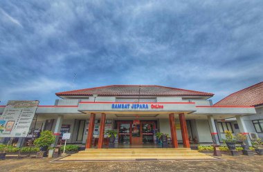 Jepara, Endonezya Kasım 2022. Jepara Şubesi Samsat Ofisi 'nin ön görüntüsü. SAMSAT (İngilizce: SAMSAT veya One Stop Administration Services Office, kısaca SAMSAT veya One Stop Administration Service Office, Acti 'nin yararına olan kamu hizmetlerini hızlandırmak ve hızlandırmak için kurulmuş bir yönetim sistemidir.
