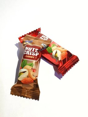 Cakarta, Endonezya Ekim 2022. Bu fındık gevreği şekerlerinin izole edilmiş bir fotoğrafı. Umrah ya da Hac 'a gidenlerin ucuz hatıralarından biri..