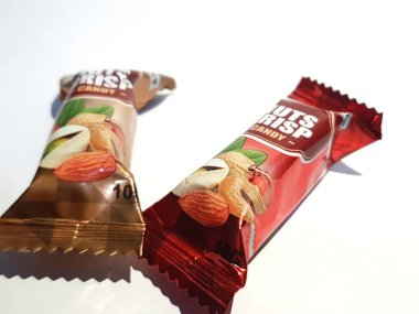 Cakarta, Endonezya Ekim 2022. Bu fındık gevreği şekerlerinin izole edilmiş bir fotoğrafı. Umrah ya da Hac 'a gidenlerin ucuz hatıralarından biri..