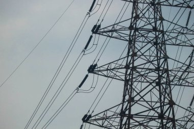 SUTET Kulesi veya Extra High Voltage Havayolu. 275 kV ile 800 kV arası hatlar, uzun mesafe elektrik iletimi için kullanılır.