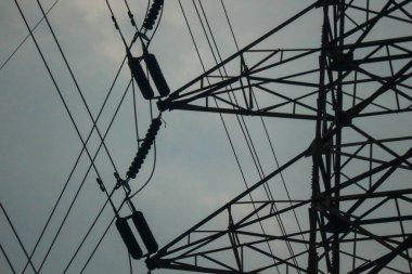 SUTET Kulesi veya Extra High Voltage Havayolu. 275 kV ile 800 kV arası hatlar, uzun mesafe elektrik iletimi için kullanılır.