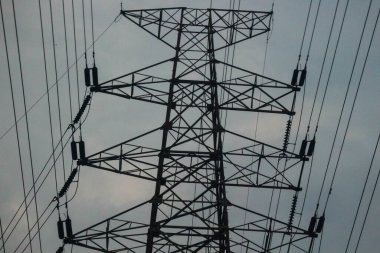 SUTET Kulesi veya Extra High Voltage Havayolu. 275 kV ile 800 kV arası hatlar, uzun mesafe elektrik iletimi için kullanılır.