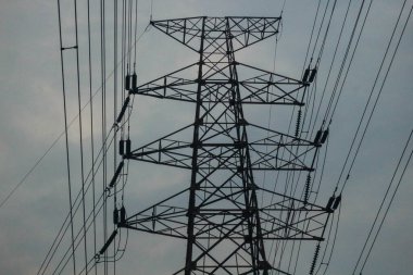 SUTET Kulesi veya Extra High Voltage Havayolu. 275 kV ile 800 kV arası hatlar, uzun mesafe elektrik iletimi için kullanılır.