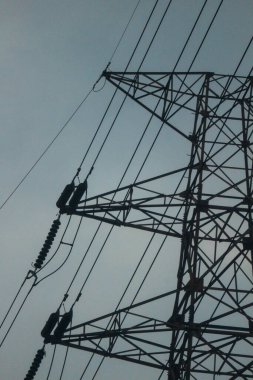 SUTET Kulesi veya Extra High Voltage Havayolu. 275 kV ile 800 kV arası hatlar, uzun mesafe elektrik iletimi için kullanılır.