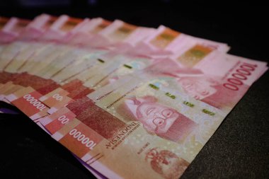 Birkaç yüz bin rupia sikke saçıldı. Şablon geçmişiniz ya da iş ve finansla ilgili haberler için mükemmeldir..