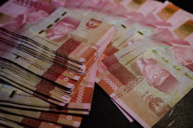 Birkaç yüz bin rupia sikke saçıldı. Şablon geçmişiniz ya da iş ve finansla ilgili haberler için mükemmeldir..