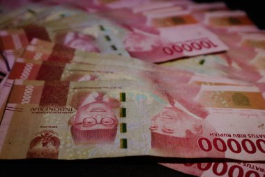 Birkaç yüz bin rupia sikke saçıldı. Şablon geçmişiniz ya da iş ve finansla ilgili haberler için mükemmeldir..