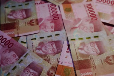 Birkaç yüz bin rupia sikke saçıldı. Şablon geçmişiniz ya da iş ve finansla ilgili haberler için mükemmeldir..