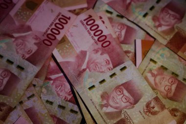 Birkaç yüz bin rupia sikke saçıldı. Şablon geçmişiniz ya da iş ve finansla ilgili haberler için mükemmeldir..