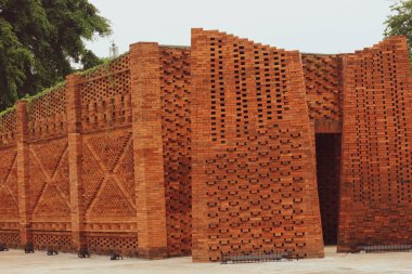 Tuğlaların dizilişi çok güzel bir yapı duvarı oluşturuyor. Çok ilginç bir geometrik dokunuşla. Desen ya da arkaplan olarak mükemmel.