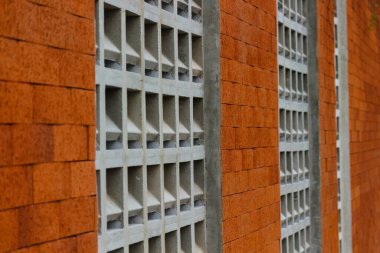 Tuğlaların dizilişi çok güzel bir yapı duvarı oluşturuyor. Çok ilginç bir geometrik dokunuşla. Desen ya da arkaplan olarak mükemmel.