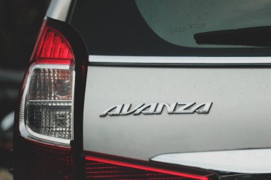 Cakarta, Endonezya Temmuz 2022. Gümüş renkli bir arabanın üzerindeki Toyota Avanza araba logosu. Endonezya 'daki aileler için çok popüler bir araba..