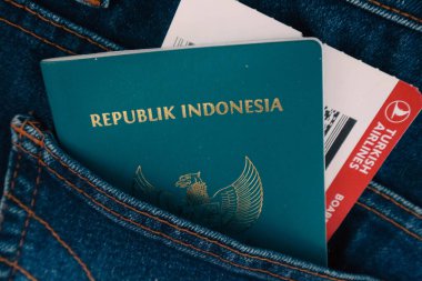 Temmuz 2022 'de Endonezya. Endonezya pasaportu ve Türk Hava Yolları 'nın kot pantolon cebinde biniş kartı. Bu fotoğraf yurt dışına seyahat etmenin bir göstergesi olarak uygundur..