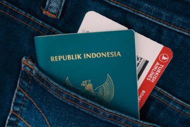 Temmuz 2022 'de Endonezya. Endonezya pasaportu ve Türk Hava Yolları 'nın kot pantolon cebinde biniş kartı. Bu fotoğraf yurt dışına seyahat etmenin bir göstergesi olarak uygundur..