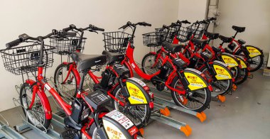 Osaka, Japonya Temmuz 2019. Bir bisiklet paylaşım servisi olan HUBchari, 2011 yılında Osaka 'da hizmete girdi. 120 'den fazla istasyondan elektrikli bisikletleri geri ödeyebilirsiniz.