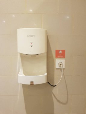 Bekasi, Endonezya Temmuz 2019. Burası, krem sarısı ve beyaz tonlarıyla sıcak atmosfer etkisi yaratan bir otelin umumi tuvaleti..