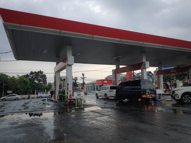 Batı Java, Endonezya 29 Ağustos 2021. Pertamina 'nın sahibi olduğu Endonezya' daki Benzin İstasyonu Endonezya 'nın en büyük şebekelerinden biridir..