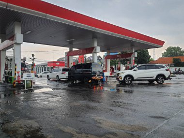 Batı Java, Endonezya 29 Ağustos 2021. Pertamina 'nın sahibi olduğu Endonezya' daki Benzin İstasyonu Endonezya 'nın en büyük şebekelerinden biridir..