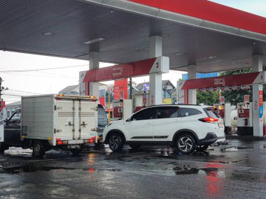 Batı Java, Endonezya 29 Ağustos 2021. Pertamina 'nın sahibi olduğu Endonezya' daki Benzin İstasyonu Endonezya 'nın en büyük şebekelerinden biridir..