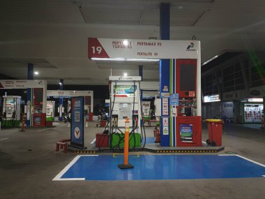 Batı Java, Endonezya 29 Ağustos 2021. Pertamina 'nın sahibi olduğu Endonezya' daki Benzin İstasyonu Endonezya 'nın en büyük şebekelerinden biridir..