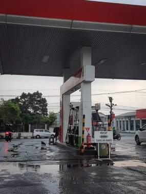 Batı Java, Endonezya 29 Ağustos 2021. Pertamina 'nın sahibi olduğu Endonezya' daki Benzin İstasyonu Endonezya 'nın en büyük şebekelerinden biridir..