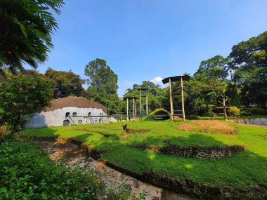 Ragunan Hayvanat Bahçesi 'ndeki maymun, şempanze ya da orangutan muhafazasının peyzaj mimarisi, Jakarta.