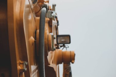 Sarı kazıcı, hidrolik bağlayıcılar ve diğer önemli bileşenlerin detaylı bileşenlerini kapat.