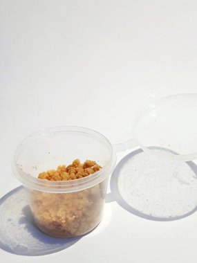 Bu bisküvi kırıntılarıyla dolu şeffaf bir tüp şeklinde plastik bir kap. Bu bisküvi kırıntıları genellikle günümüzde yaygın olarak satılan içecekler için malzeme olarak kullanılır..