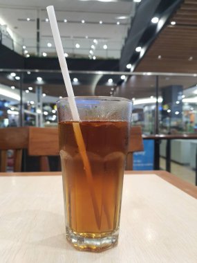 Yemeğine eşlik etmesi için bir bardak buzlu çay...