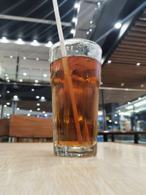 Yemeğine eşlik etmesi için bir bardak buzlu çay...