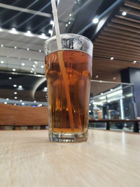 Yemeğine eşlik etmesi için bir bardak buzlu çay...